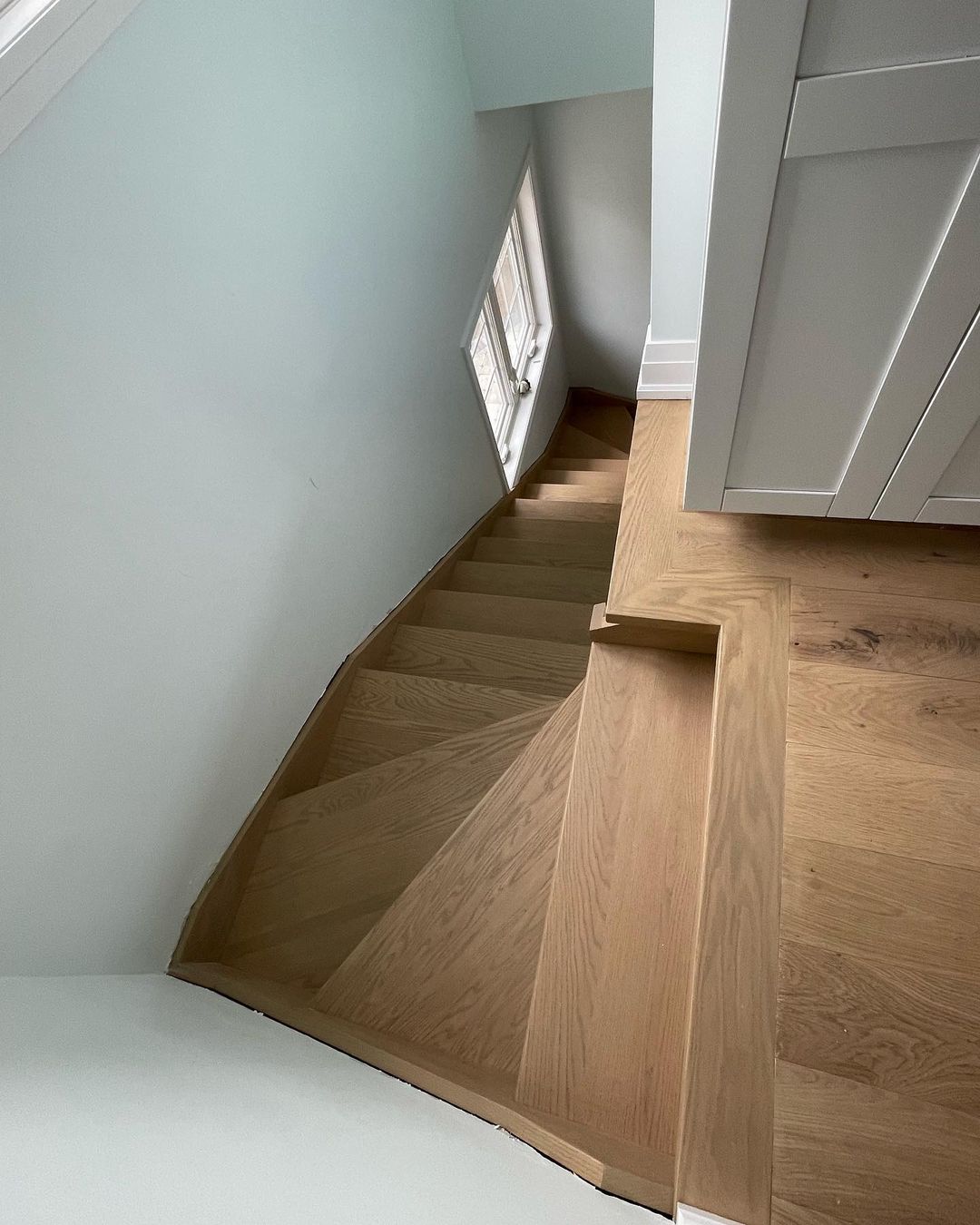 Installation of wooden flooring of spiral stair